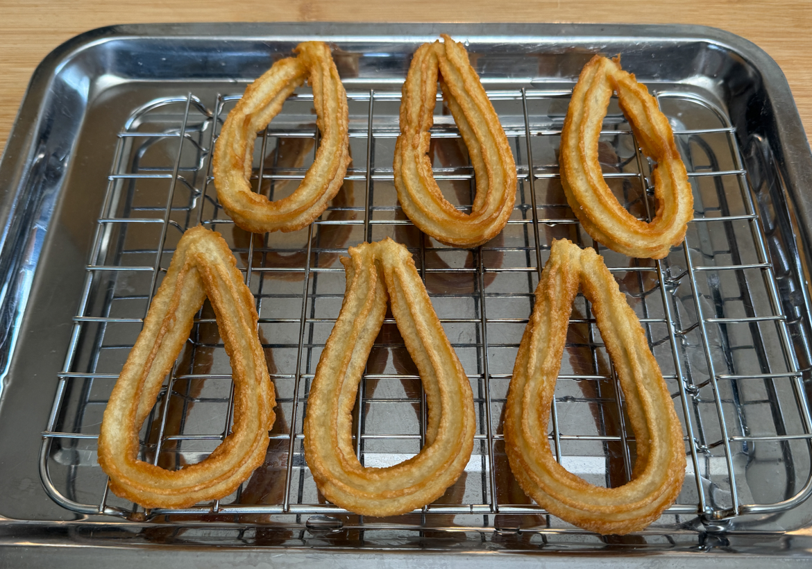 Receta de churros: churros dorados puestos a enfriar