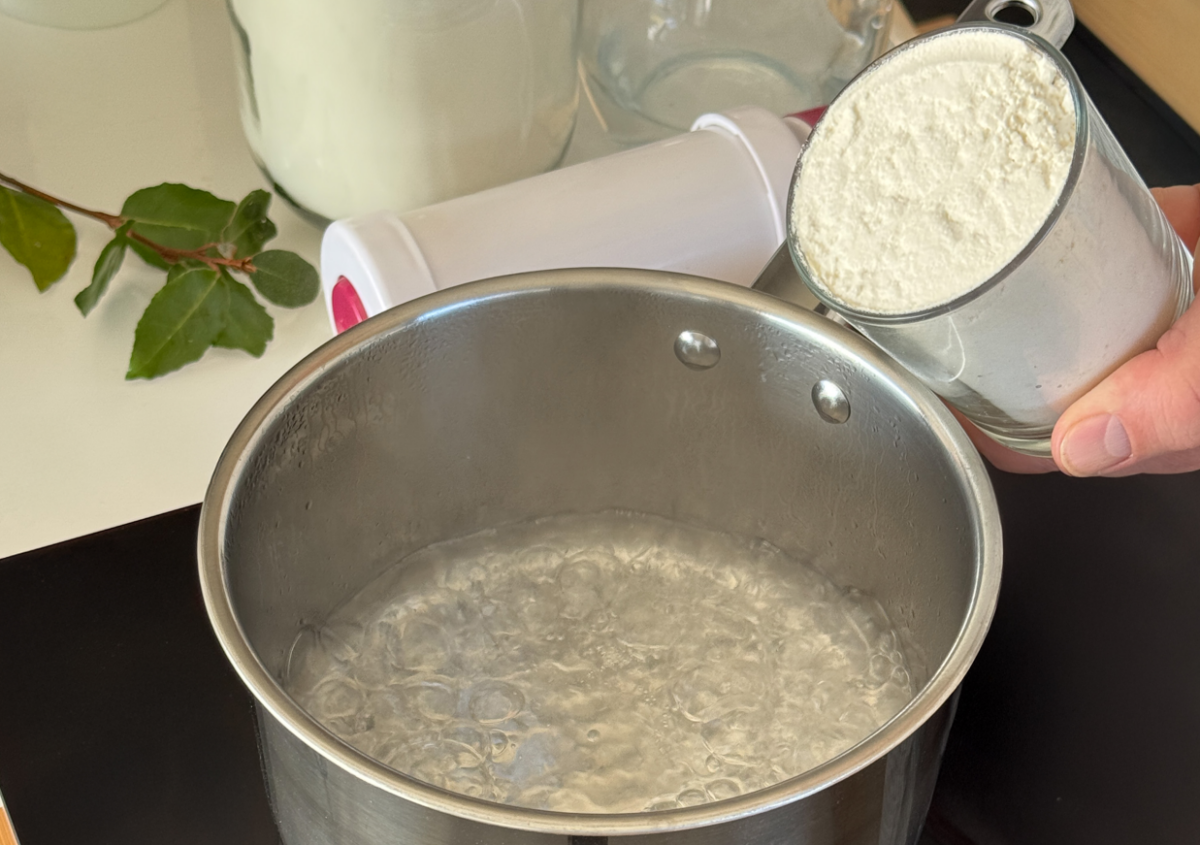 Receta de churros: añadir la harina