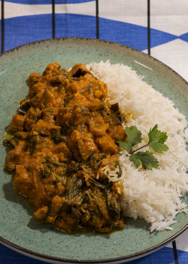 Curry de berenjenas y espinacas con arroz basmati