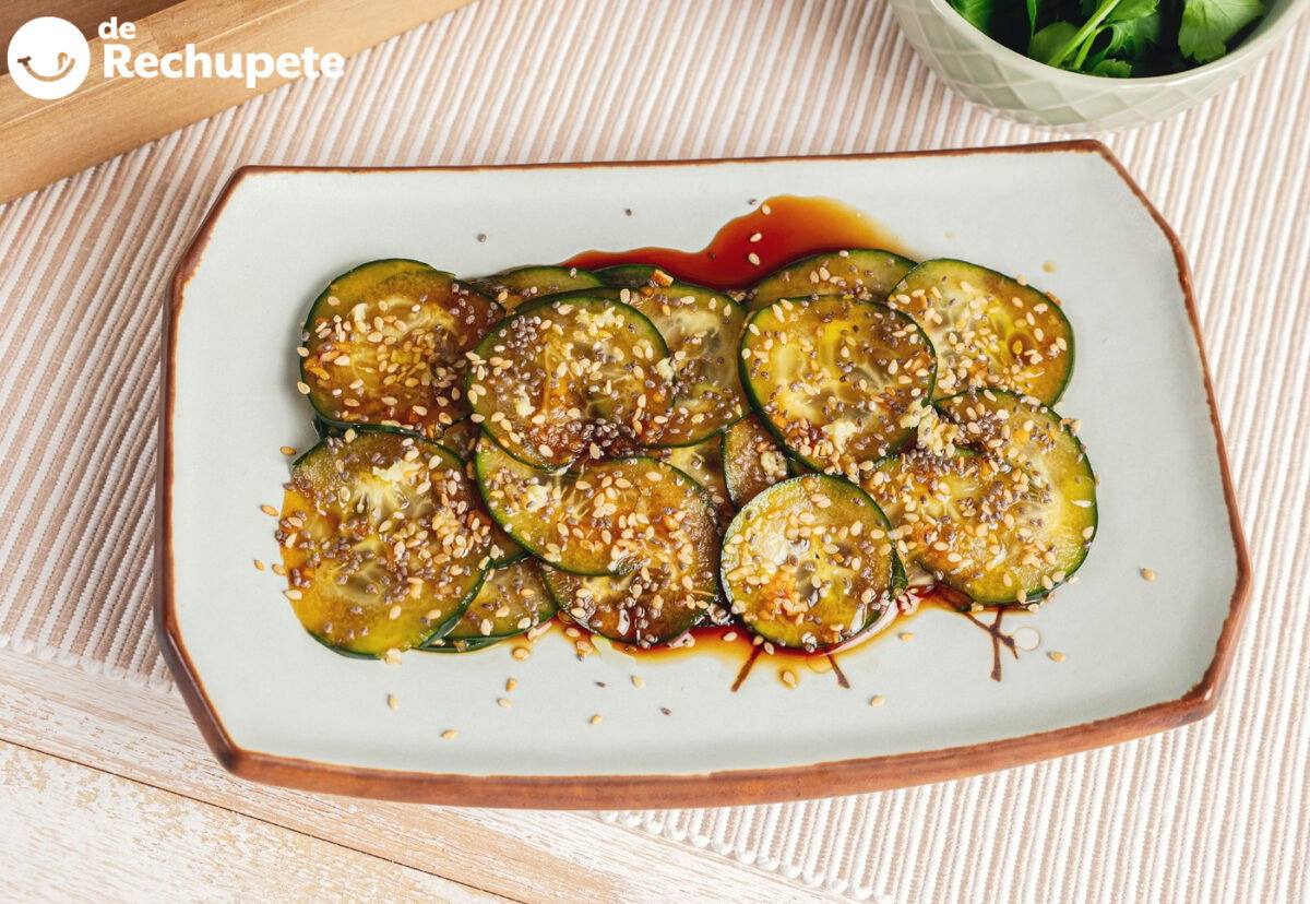 Ensalada de pepino oriental. Receta saludable con sabor asiático