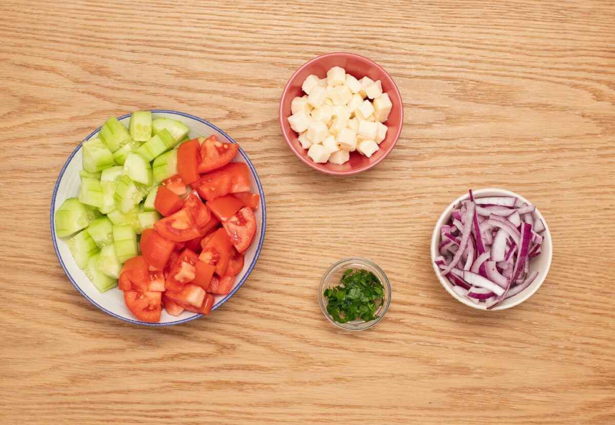Ensalada de pepino y tomate. Una receta fácil y muy saludable