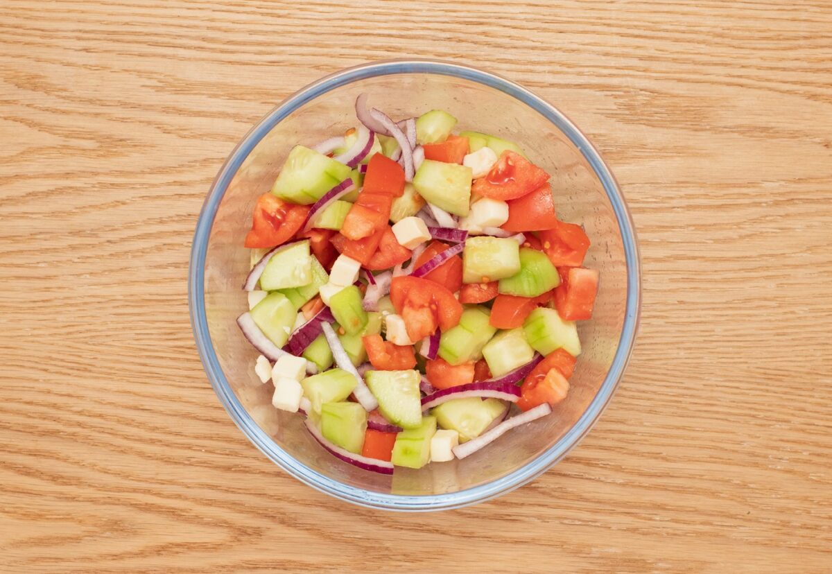 Ensalada de pepino y tomate. Una receta fácil y muy saludable