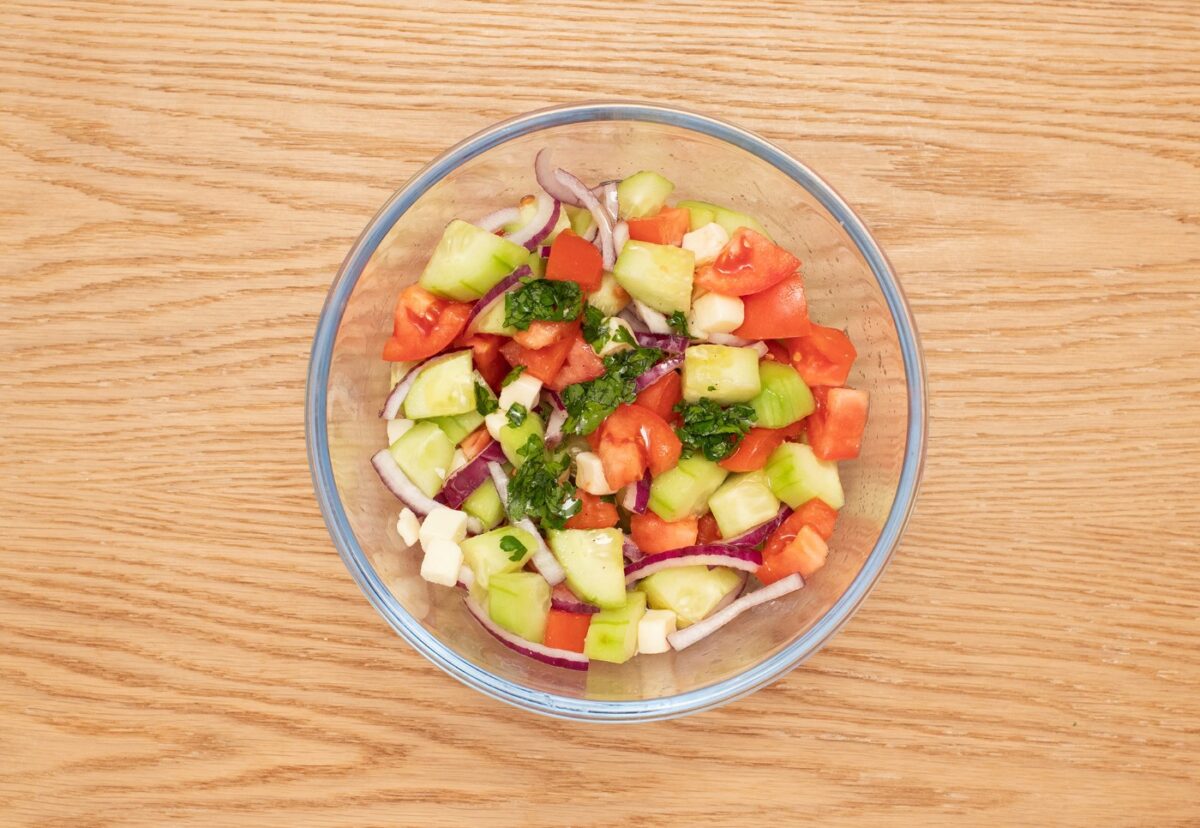 Ensalada de pepino y tomate. Una receta fácil y muy saludable
