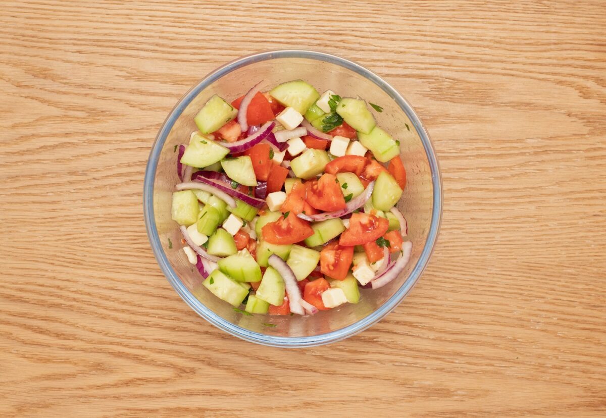 Ensalada de pepino y tomate. Una receta fácil y muy saludable