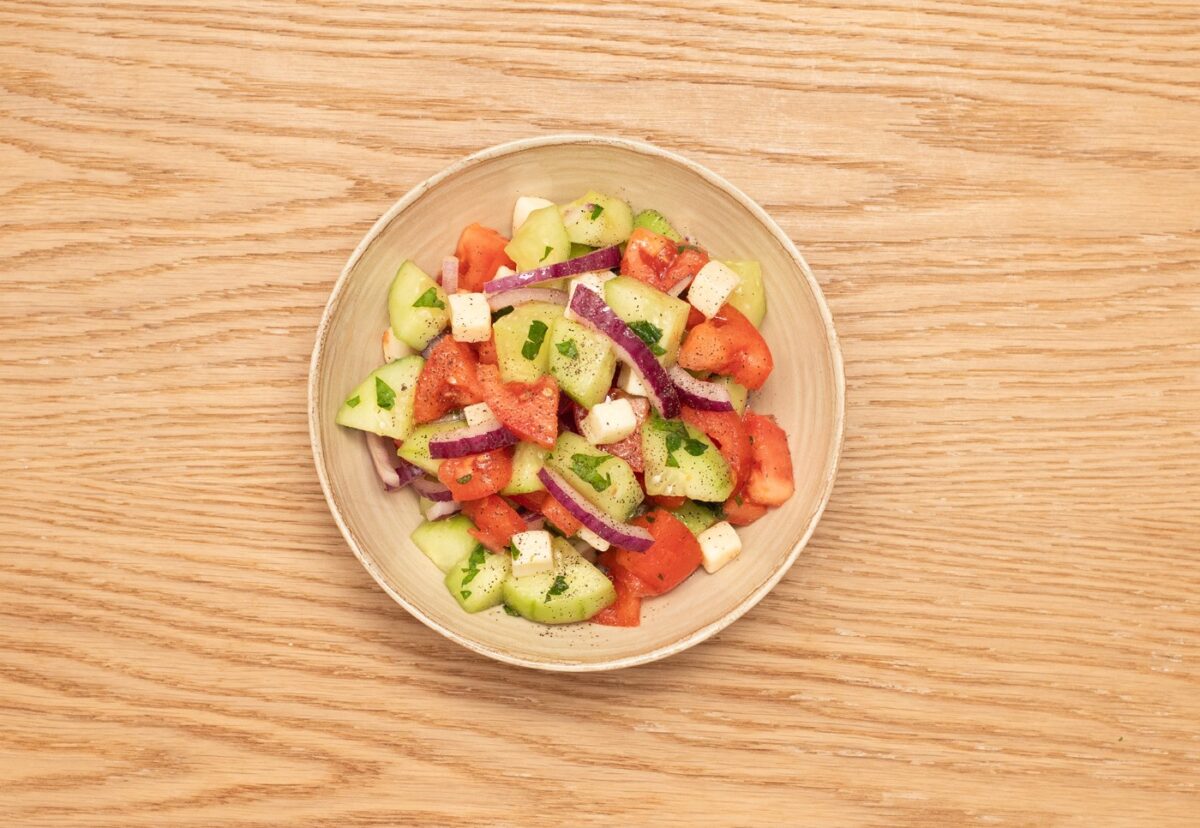 Ensalada de pepino y tomate. Una receta fácil y muy saludable