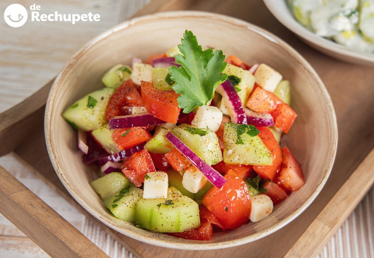 Ensalada de pepino y tomate. Una receta fácil y muy saludable