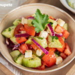 Ensalada de pepino y tomate. Una receta fácil y muy saludable