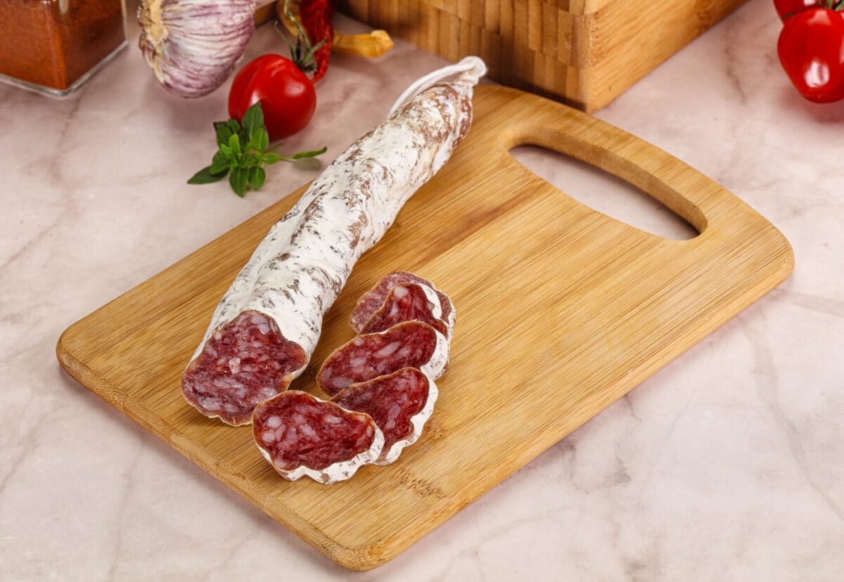 Fuet, todo lo que necesitas saber ¿Qué es? Y diferencia entre el fuet y la longaniza