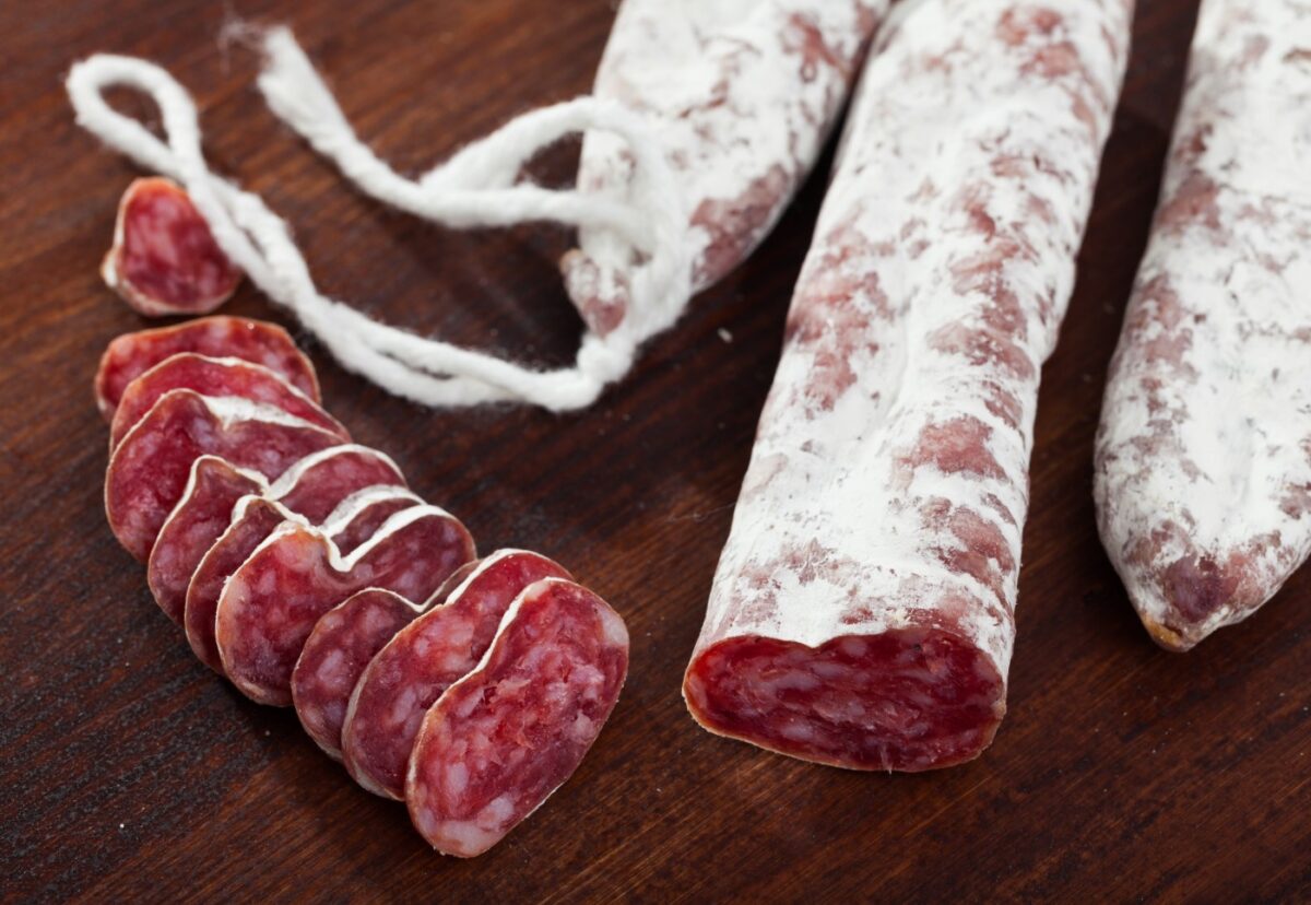 Fuet, todo lo que necesitas saber ¿Qué es? Y diferencia entre el fuet y la longaniza
