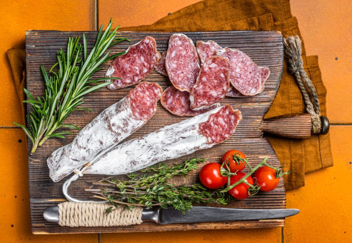 Fuet, todo lo que necesitas saber ¿Qué es? Y diferencia entre el fuet y la longaniza