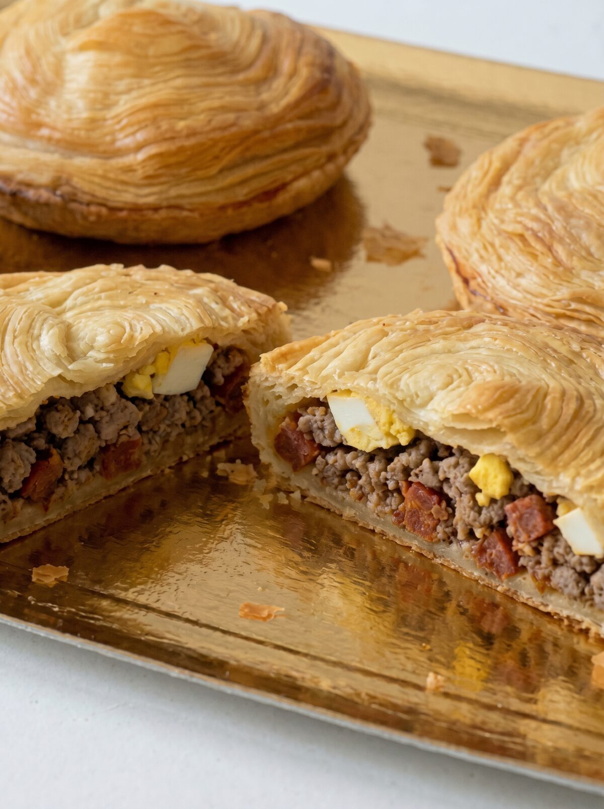 Pastel de carne murciano, el clásico salado con hojaldre crujiente y relleno jugoso