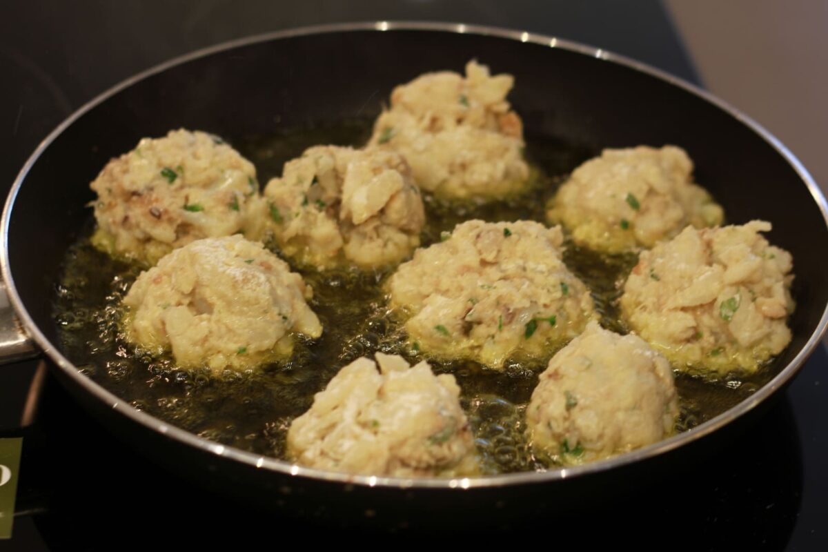 albóndigas bacalao salsa verde paso 17