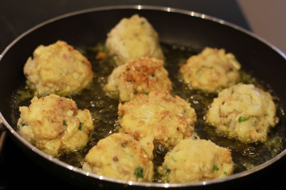 albóndigas bacalao salsa verde paso 18