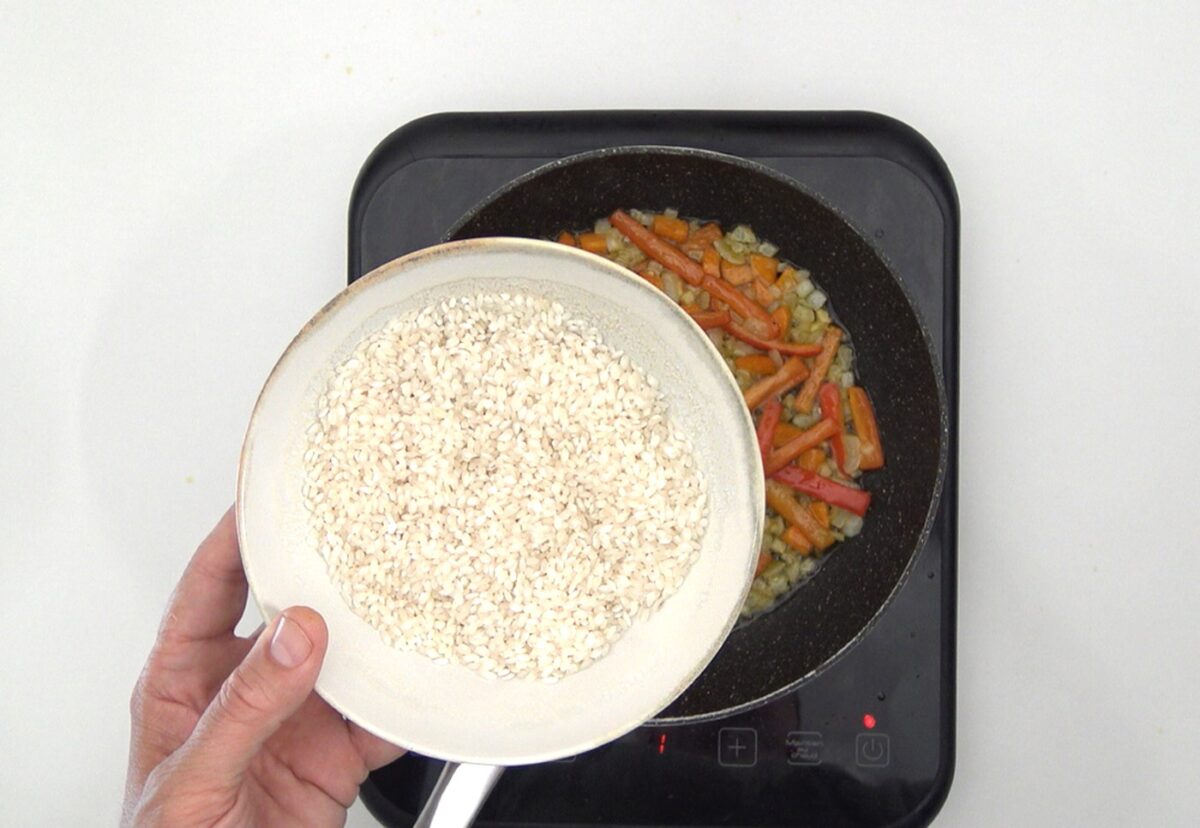 Arroz con salmón. Una receta rápida y saludable paso a paso