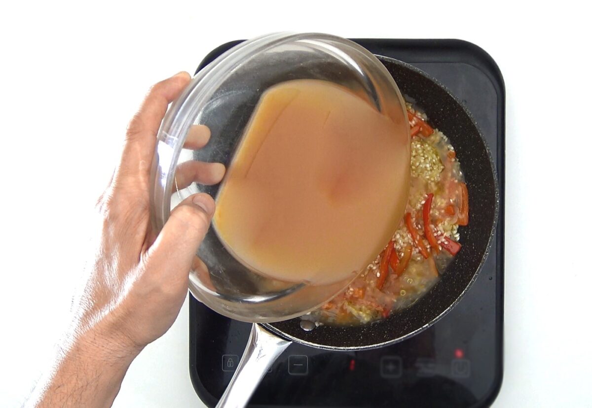Arroz con salmón. Una receta rápida y saludable paso a paso