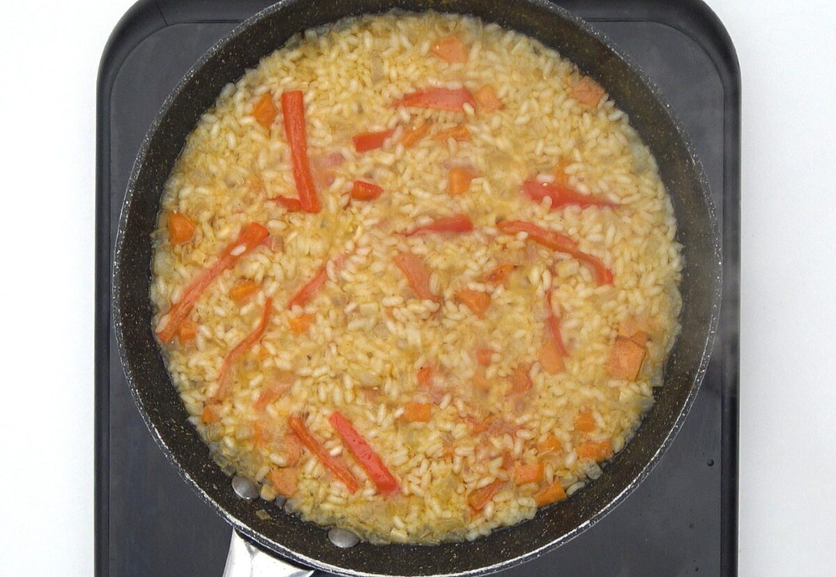 Arroz con salmón. Una receta rápida y saludable paso a paso