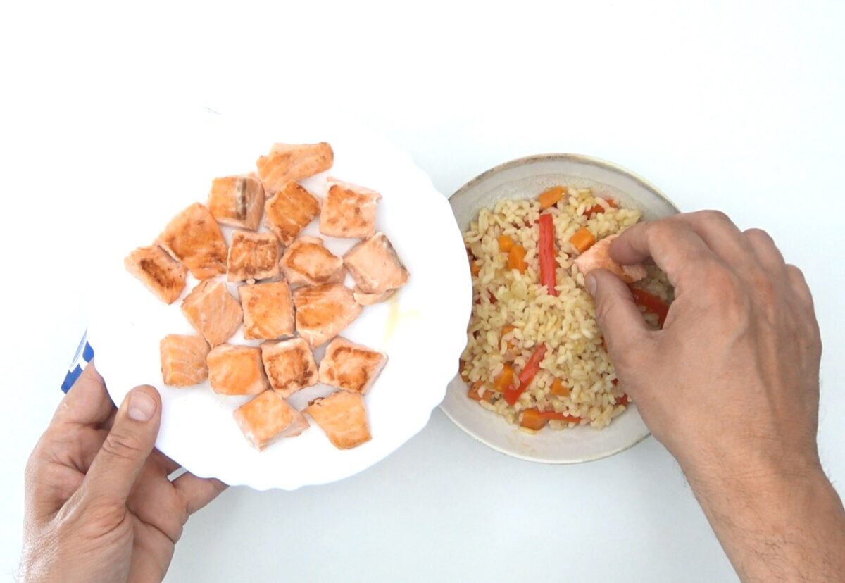 Arroz con salmón. Una receta rápida y saludable paso a paso