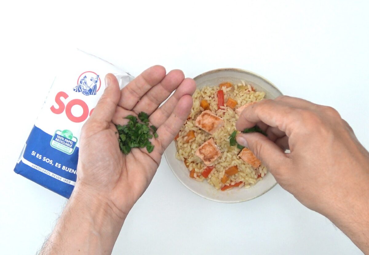 Arroz con salmón. Una receta rápida y saludable paso a paso