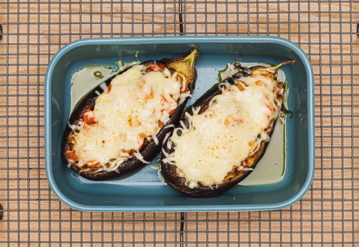 Berenjenas al microondas rellenas de verduras y queso
