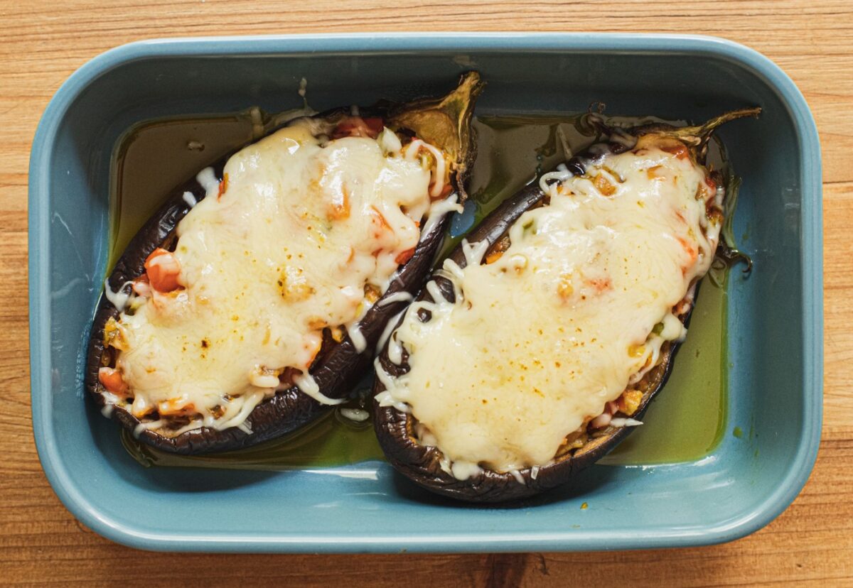 Berenjenas al microondas rellenas de verduras y queso