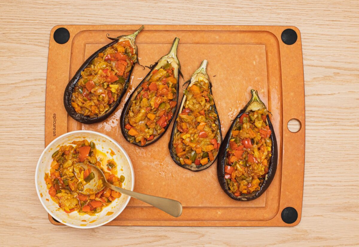 Berenjenas al microondas rellenas de verduras y queso
