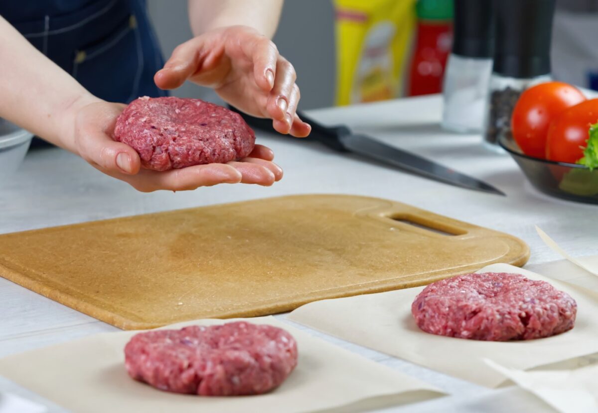 La mejor carne para hacer una hamburguesa casera. ¿Cómo prepararla?