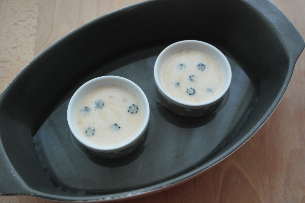 creme brulé de turrón de xixona con arándanos paso 9