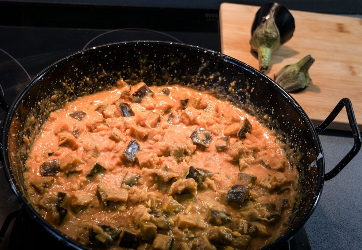 Curry de berenjenas y espinacas con arroz basmati