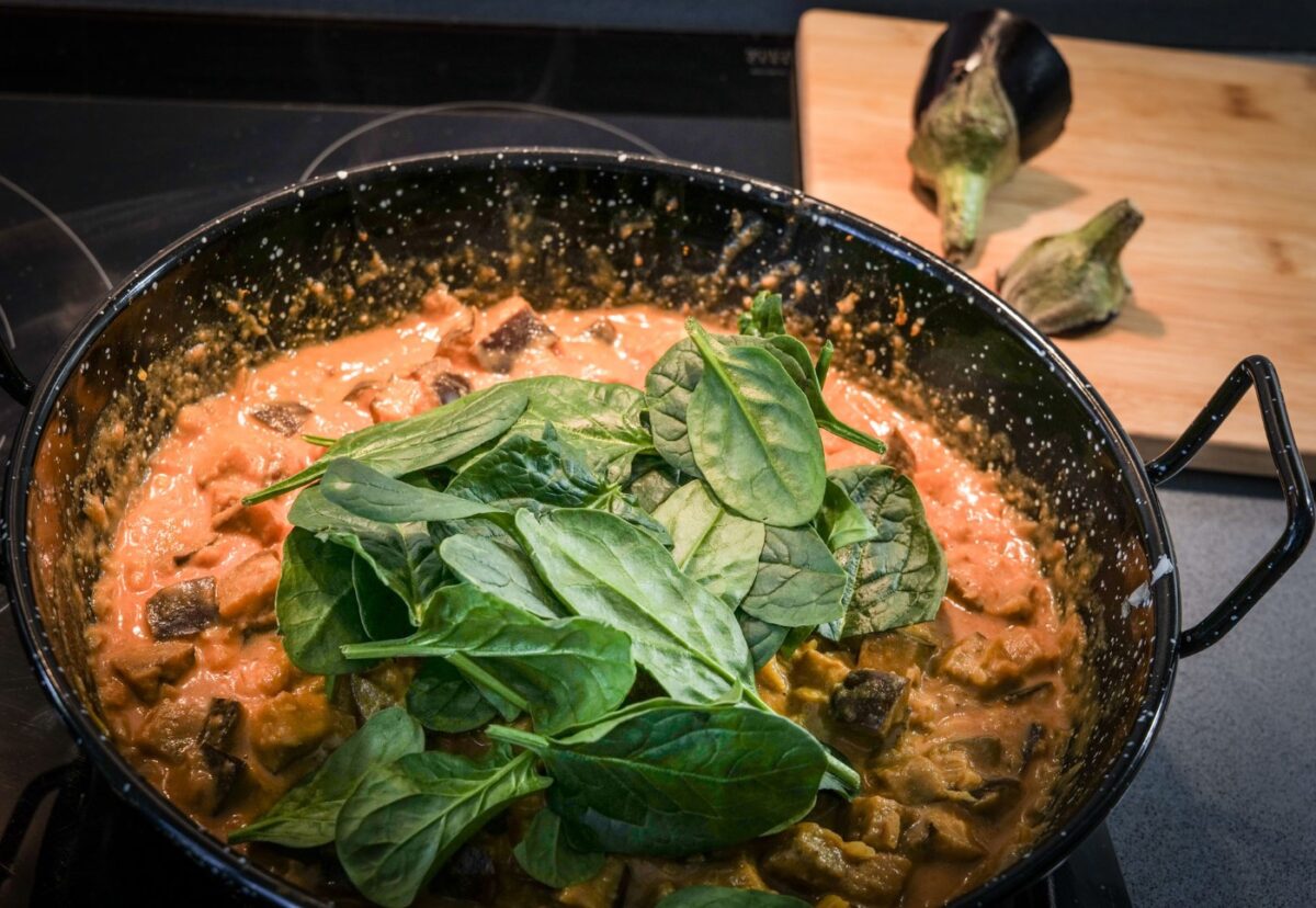 Curry de berenjenas y espinacas con arroz basmati