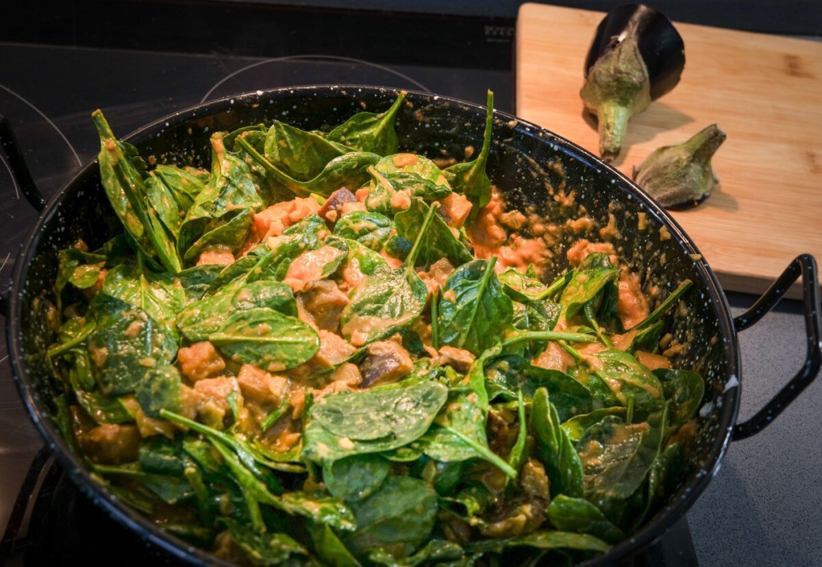 Curry de berenjenas y espinacas con arroz basmati