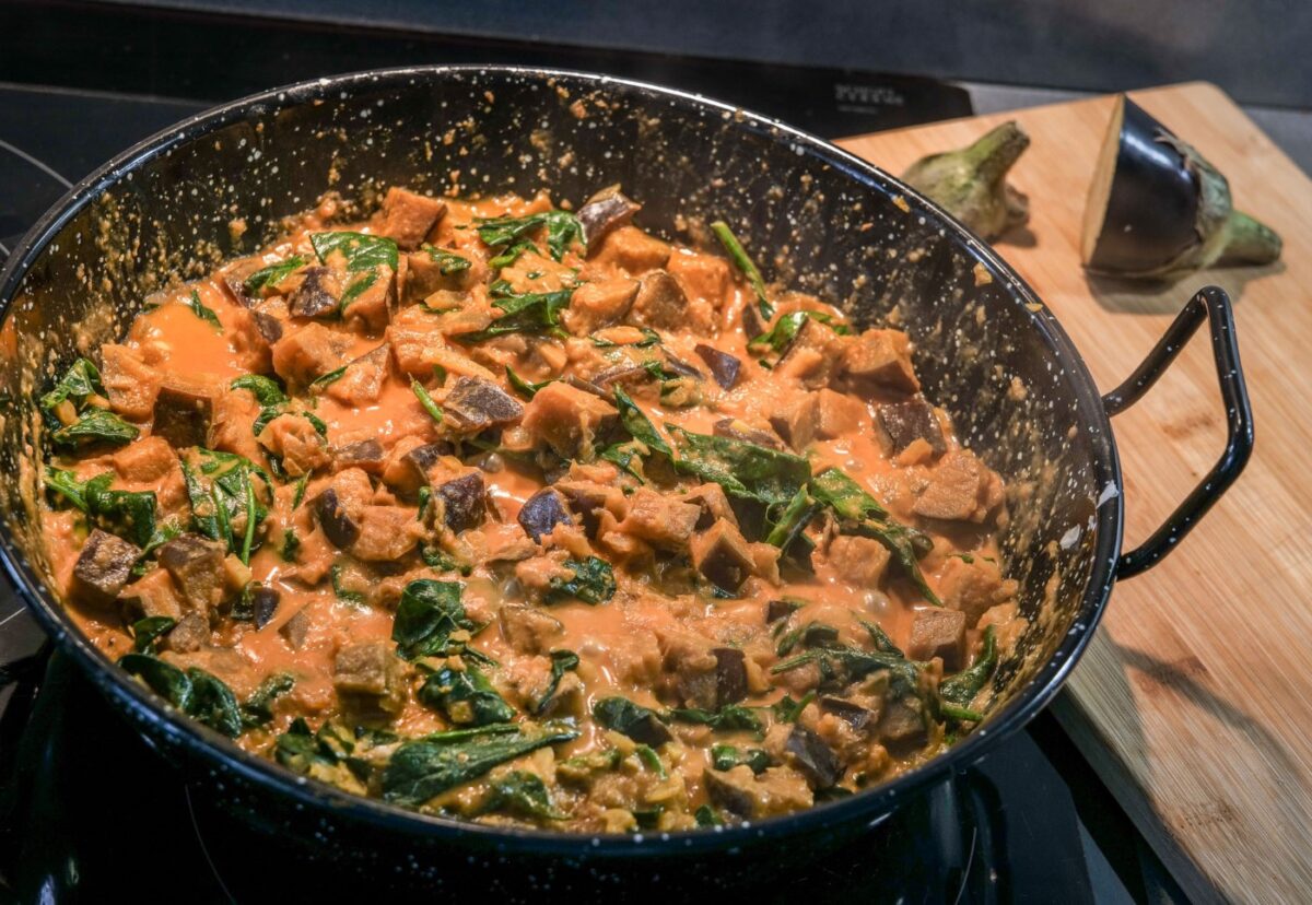 Curry de berenjenas y espinacas con arroz basmati