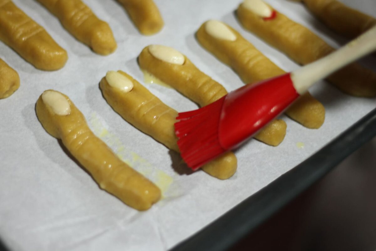 dedos bruja receta halloween paso 17