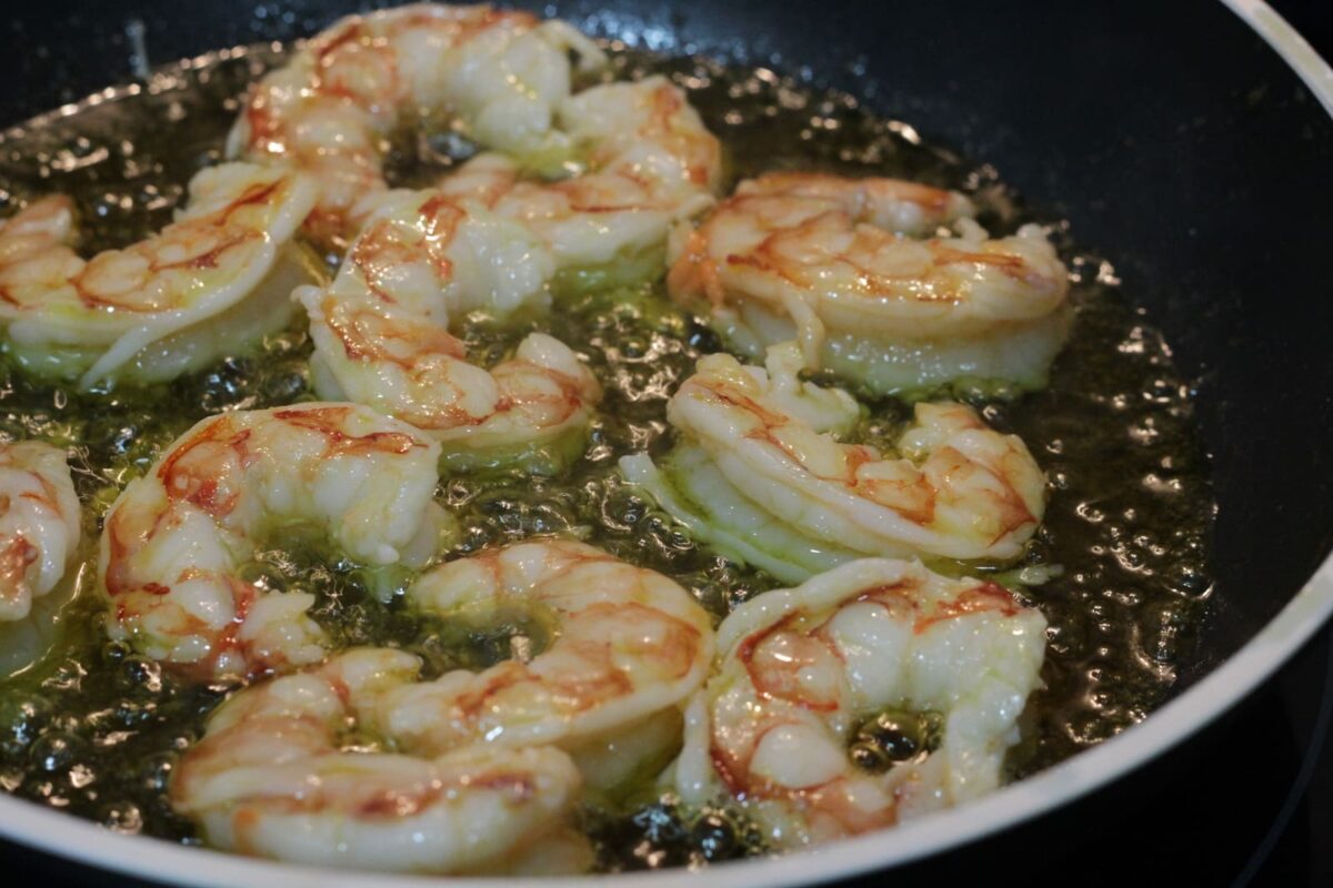 espaguetis con langostinos paso 17