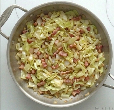 Gratinado de patatas, tocino y repollo del día de San Patricio. Polish cabbage, potato, and bacon