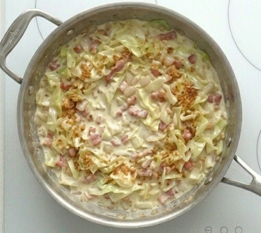 Gratinado de patatas, tocino y repollo del día de San Patricio. Polish cabbage, potato, and bacon