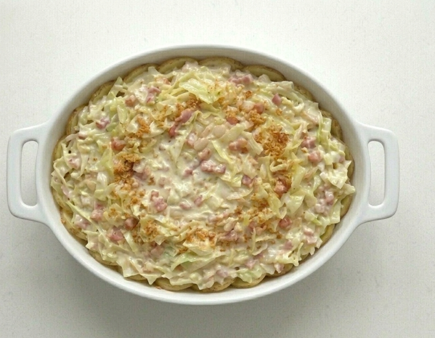 Gratinado de patatas, tocino y repollo del día de San Patricio. Polish cabbage, potato, and bacon