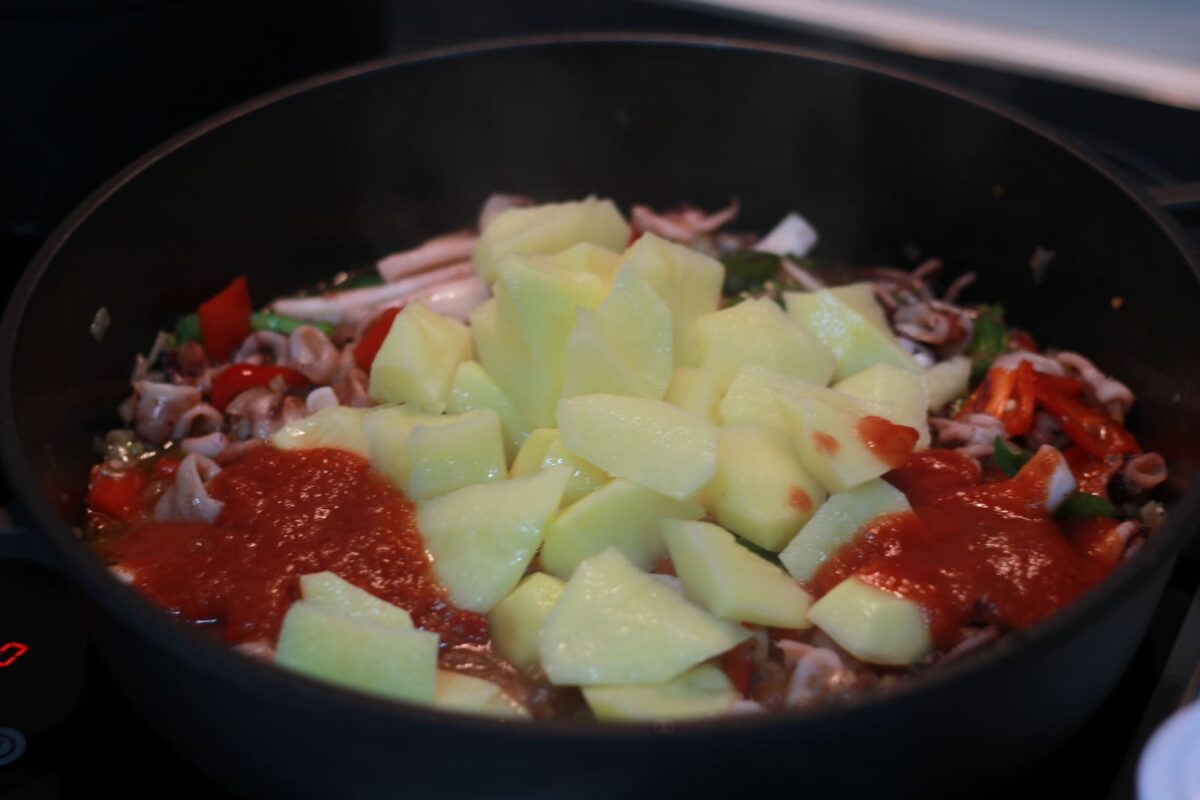 guiso patatas calamares paso 16