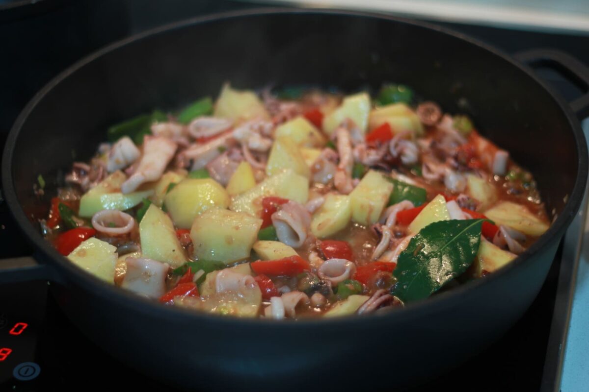 guiso patatas calamares paso 17