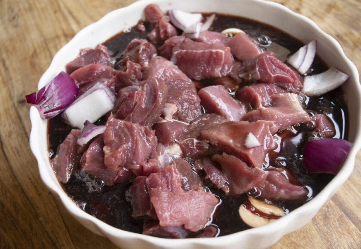 Marinar o macerar carne. ¿Qué es? Tipos de macerados