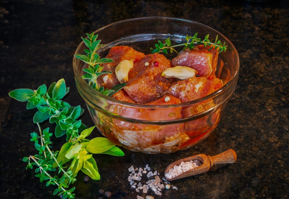 Marinar o macerar carne. ¿Qué es? Tipos de macerados