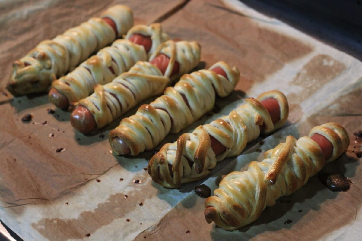 momias de salchicha receta halloween paso 2