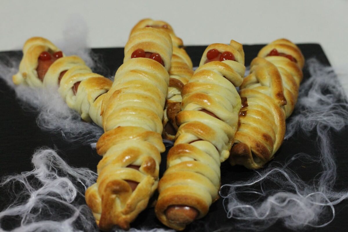 momias de salchicha receta halloween paso 3