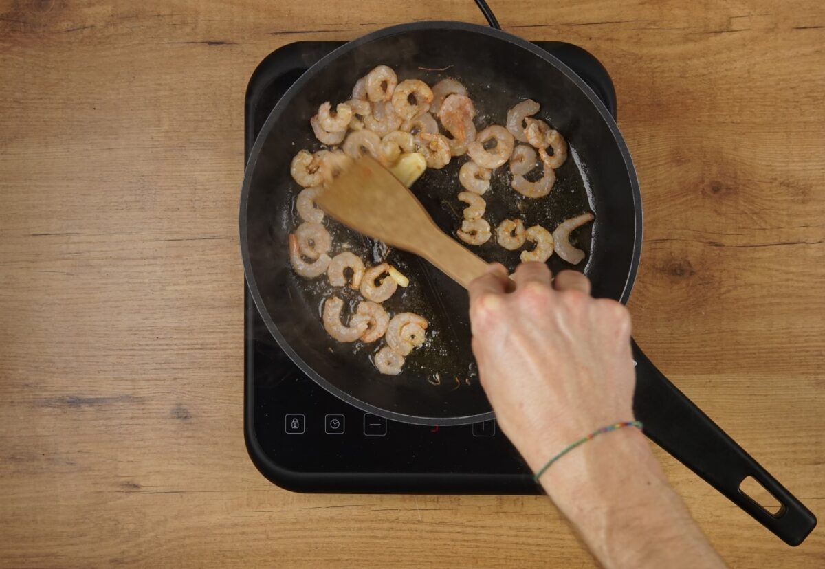 Espinacas con bechamel y gambas al horno