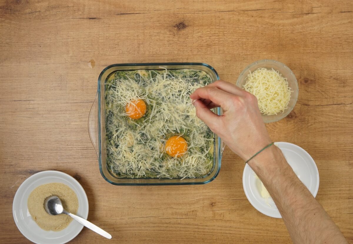 Espinacas con bechamel y gambas al horno