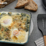 Espinacas con bechamel y gambas al horno