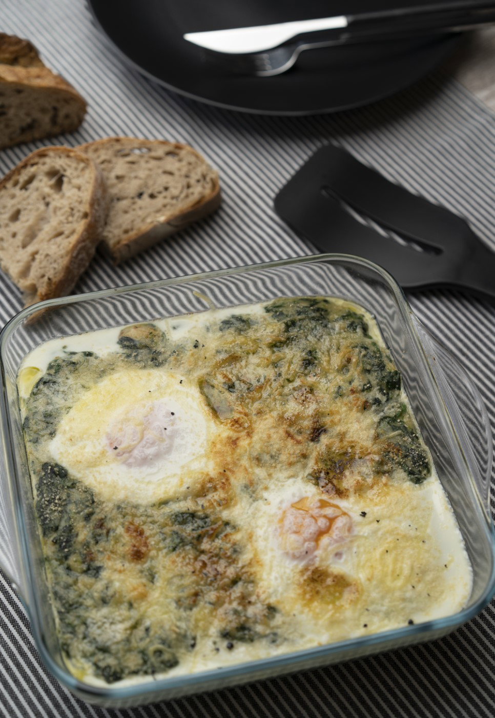 Espinacas con bechamel y gambas al horno