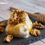 Mel i mató. Un postre de queso clásico de Barcelona