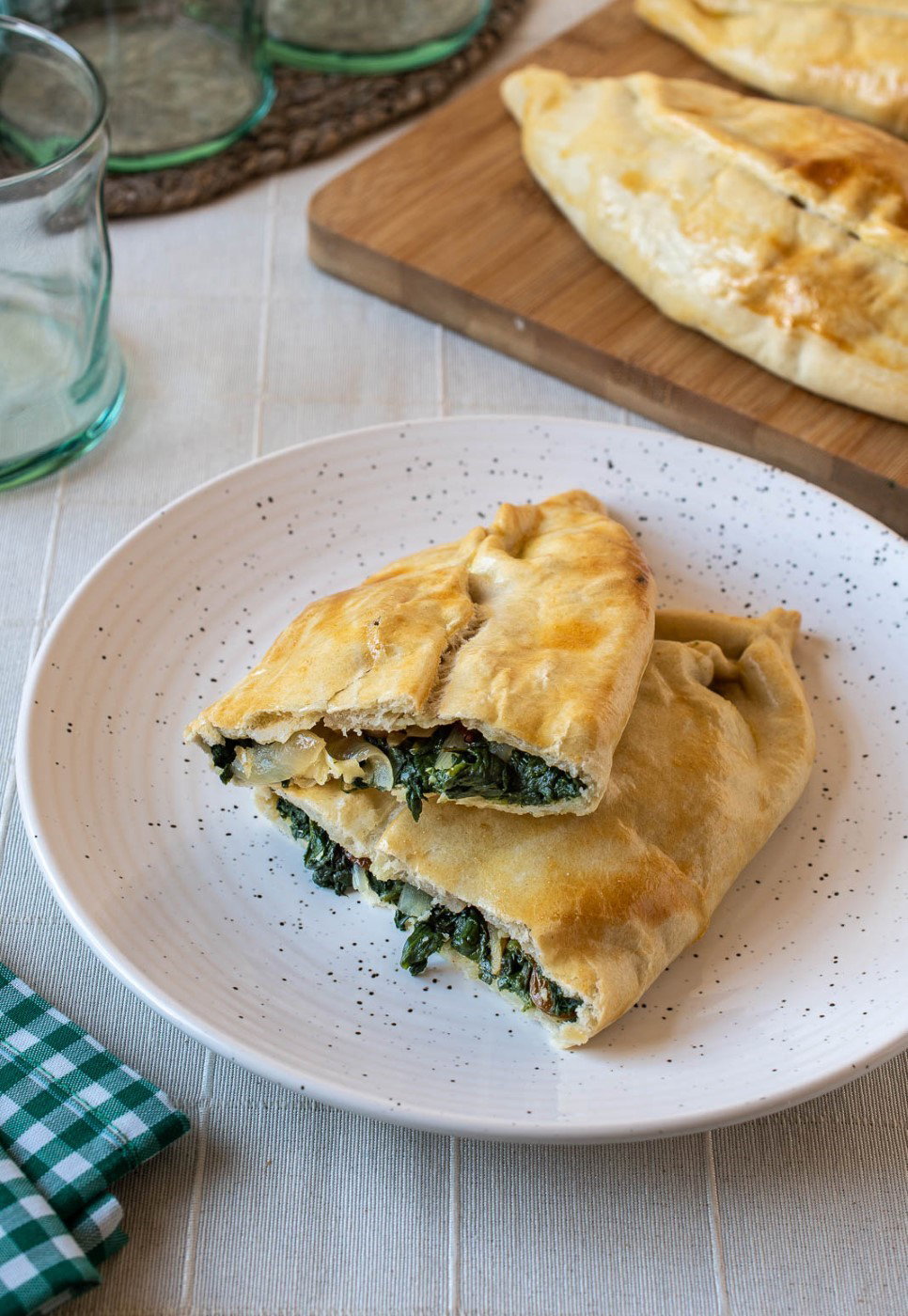 Panadons de Cuaresma. Empanada tradicional rellena de verduras