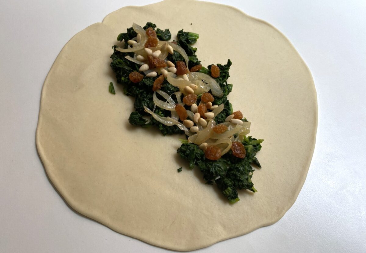 Panadons de Cuaresma. Empanada tradicional rellena de verduras