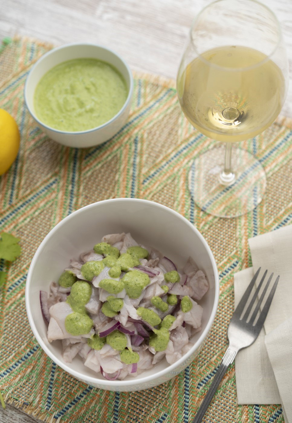 Ceviche en leche de almendras y cilantro